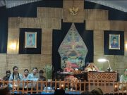 Pertama, Sang Mursyid Memberikan Pelajaran Tembang Jawa